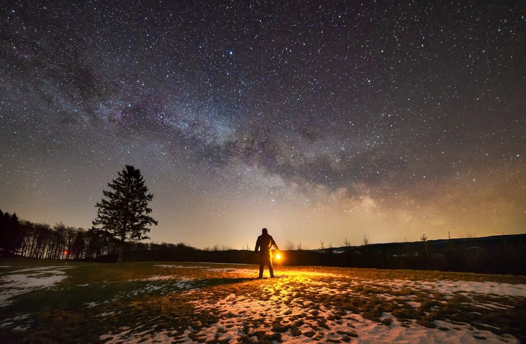 Regard sur le ciel étoilé